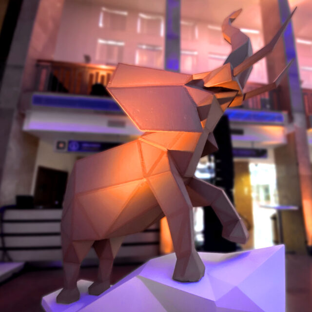 Óriás papírelefánt a reptéren